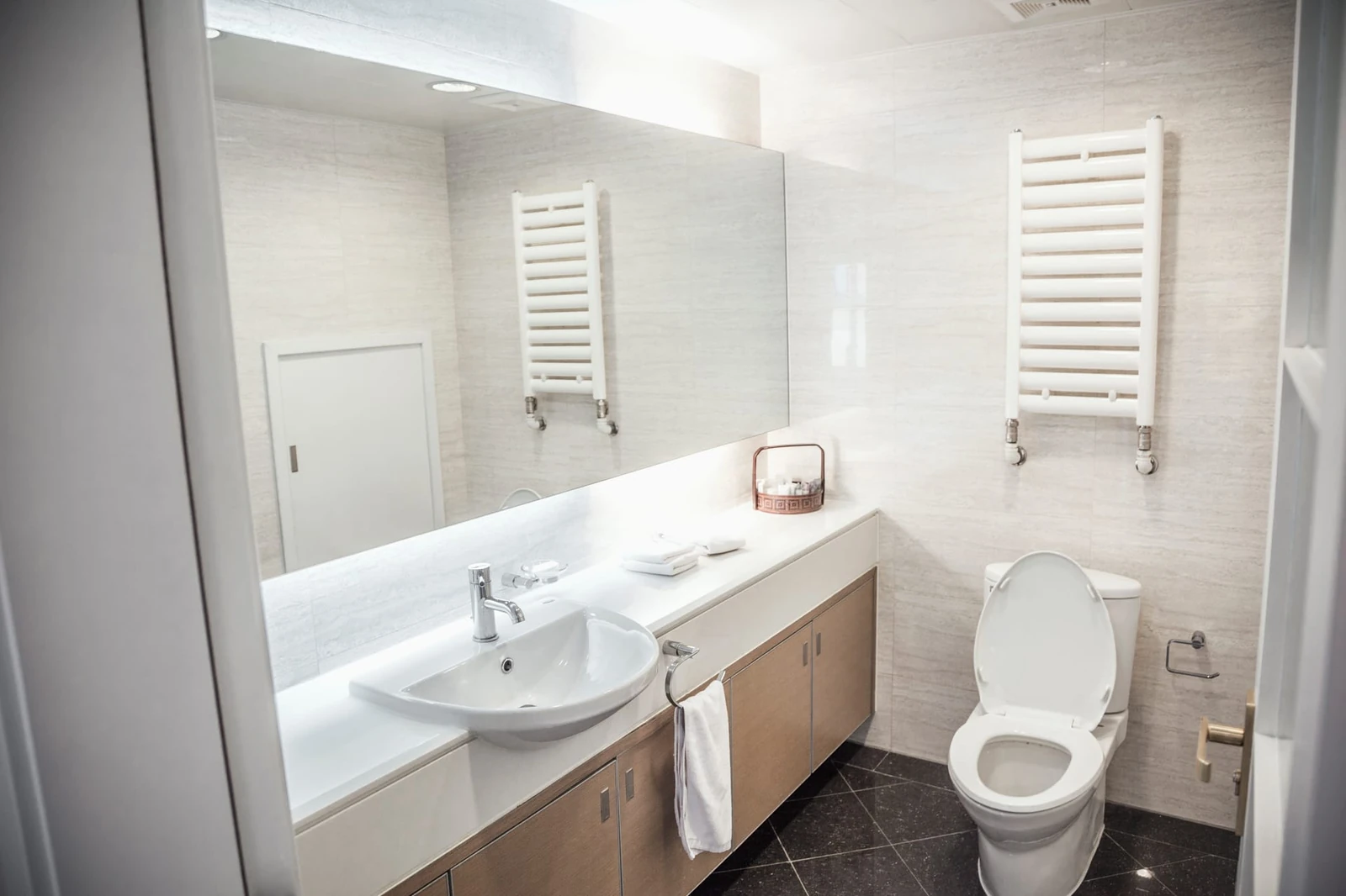 Baño minimalista reformado en Cerdanyola del Vallès